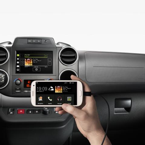 berlingo_multispace_2015_mirror_screen_connexion_smartphone_0.jpg